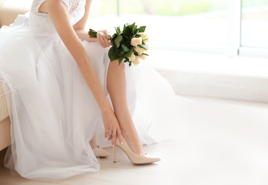 控え室でハイヒールを履く新婦の写真